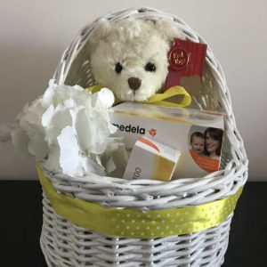 Cosulet cadou pentru mamica „Mami alapteaza” cu nuante de alb si galben