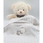 Paturica pentru bebelusi, tricotata, din bumbac, de culoare alba, cu broderie ursulet panda, 75x90cm, Andy&Helen