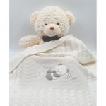 Paturica pentru bebelusi, tricotata, din bumbac, de culoare alb lapte, cu broderie ursulet panda, 75x90cm, Andy&Helen