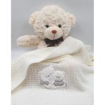 Paturica pentru bebelusi, tricotata, cu lana, de culoare alb lapte, cu broderie ursulet, 75x90cm, Andy&Helen