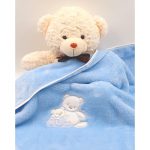 Paturica pentru bebelusi, pufoasa, de culoare bleu, cu broderie ursulet si bordura alba, 70x80cm, Andy&Helen